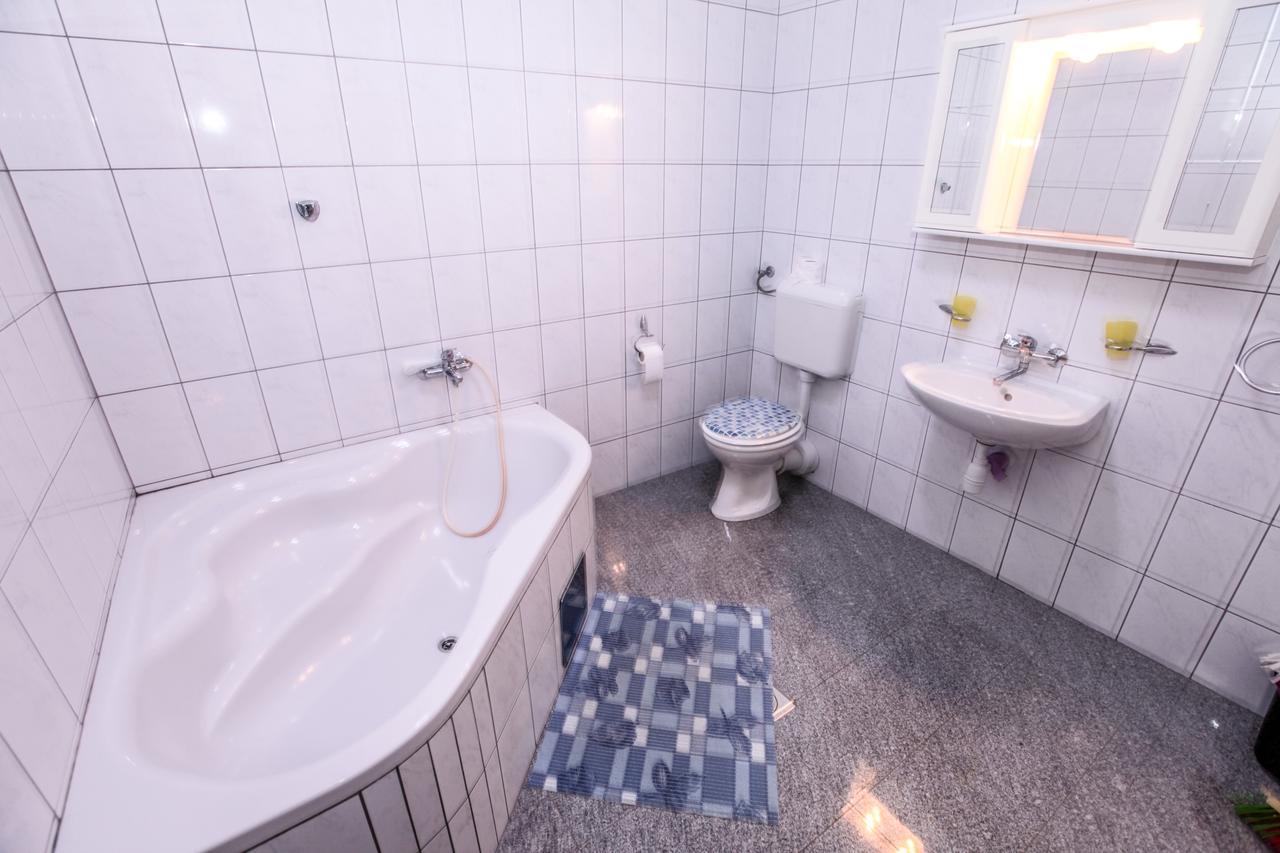 Apartments Dinko Новаля Екстериор снимка