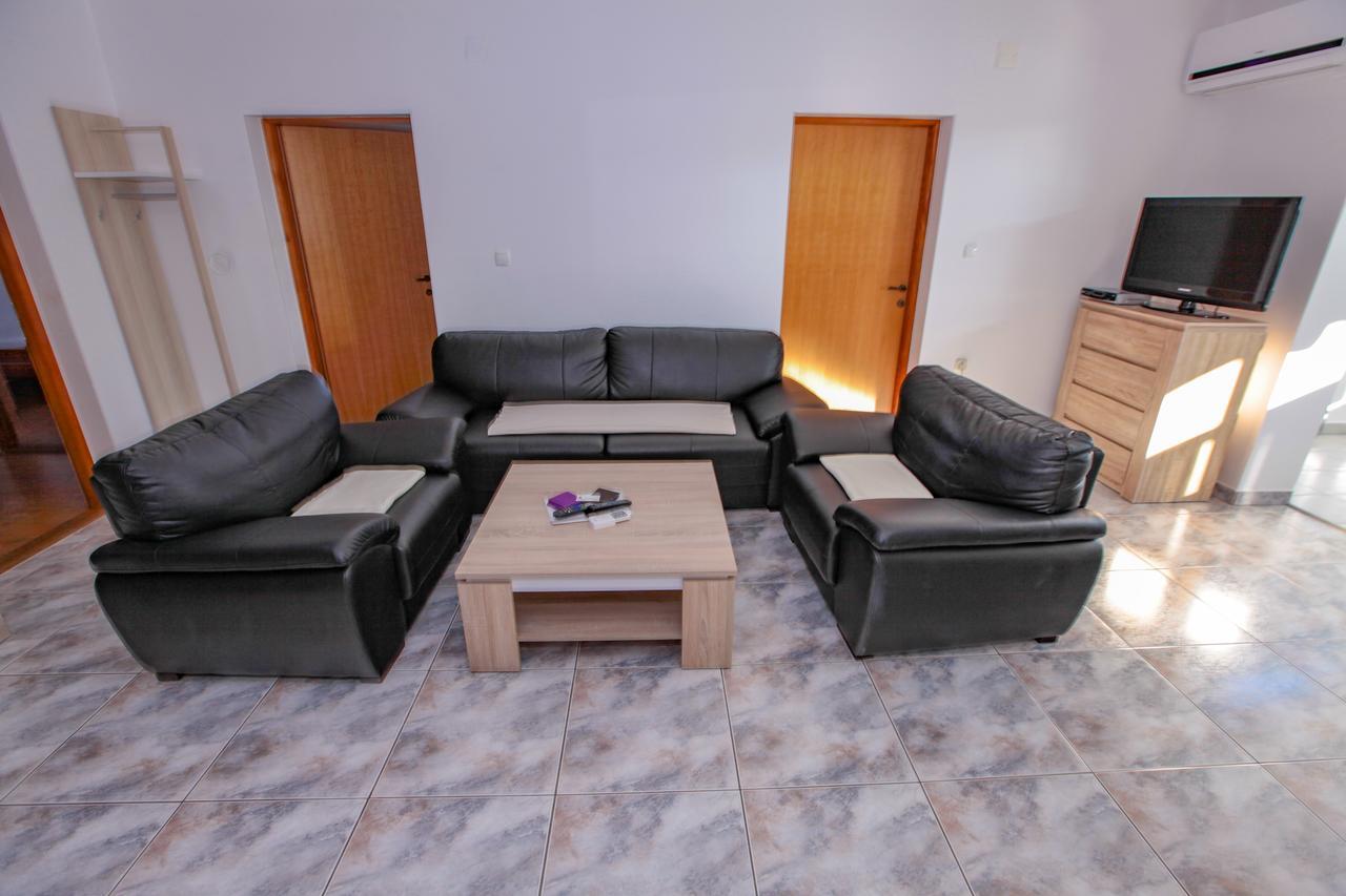 Apartments Dinko Новаля Екстериор снимка